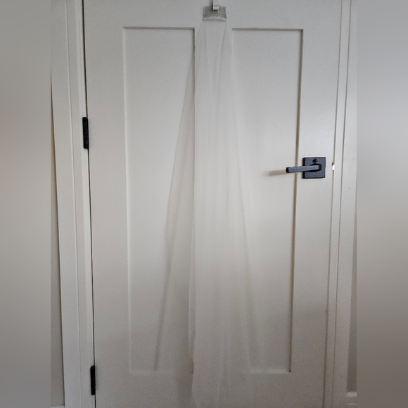 Elegant Bridal Veil in Light Ivory - Picture 3 of 4